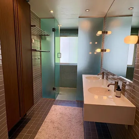 Large, Newly Renovated With A View Of The Park Appartement *